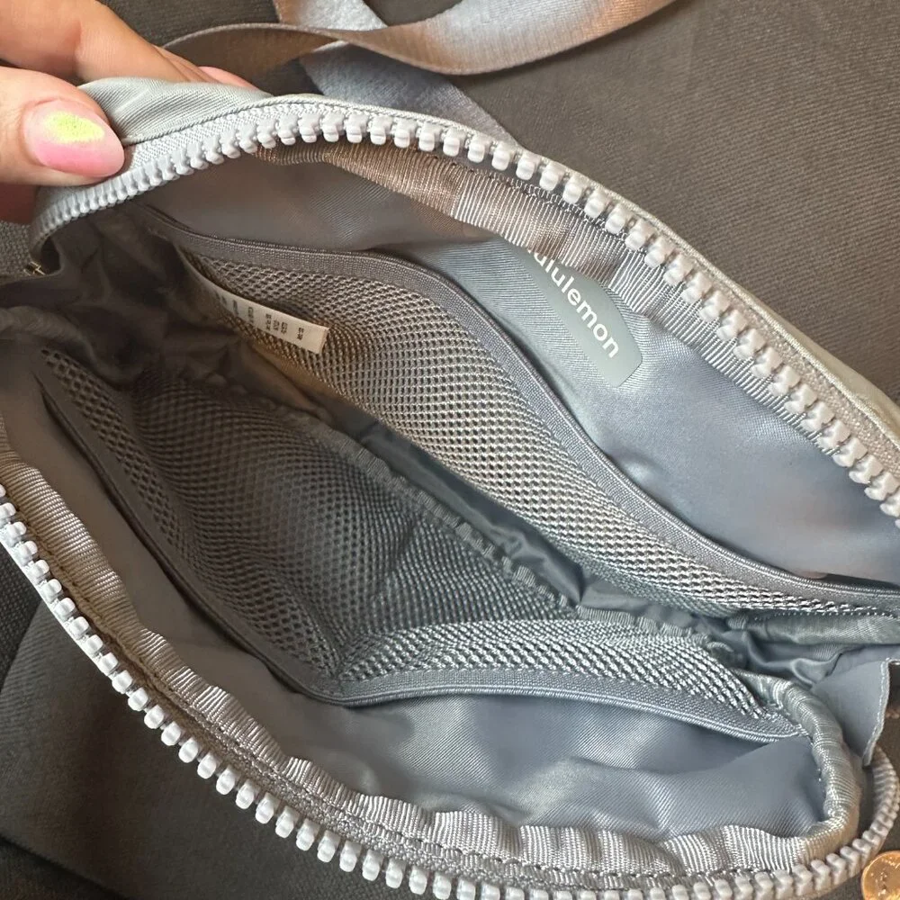 Lululemon Everywhere Belt Bag Large (2L) – Rhino Grey - Picture 3 of 4